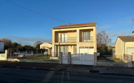 Maison de 100 m² avec terrain de 596 m² et garage – À rafraîchir