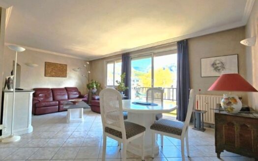Appartement Traversant T3 avec Vue Imprenable sur les Massifs