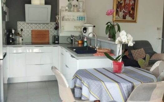 IDÉAL COUPLES OU JEUNES FAMILLES – APPARTEMENT AVEC TERRASSE PANORAMIQUE, PARKING PRIVÉ, CALME