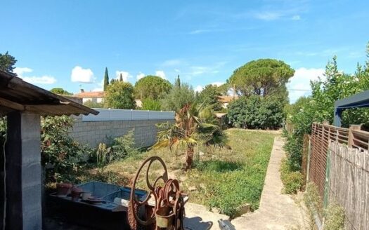 IDÉAL INVESTISSEURS – MAISON DE VILLAGE, GRAND TERRAIN, REMISE, FORT POTENTIEL D’AMÉNAGEMENT