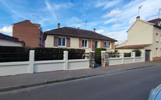 ⭐Maison rénovée de 150 m2 ⭐ 6 chambres – Proche Rouen, Metro & Bus T4 ❤️ cour de 230 m2 & FIBRE