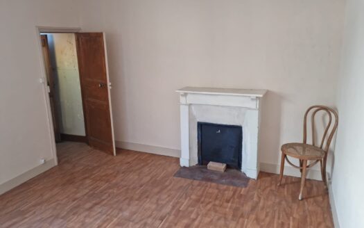 IDÉAL PREMIER ACHAT OU INVESTISSEUR – MAISON DE VILLE AU CENTRE-BOURG, À RÉNOVER AVEC COUR