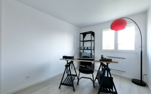 Appartement F3 dans une résidence fermée, sécurisée dans un secteur calme et arboré. Sit