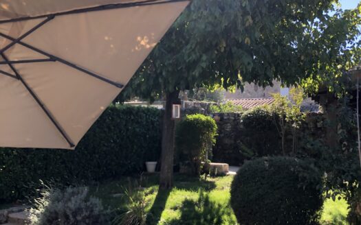 Maison en pierres dans village de caractère
