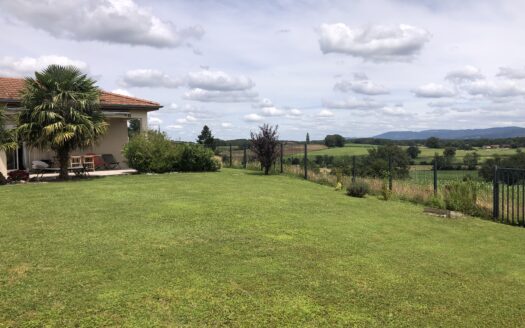Belle maison contemporaine de plain-pied vue dégagée sur les hauteurs du Revermont avec garage