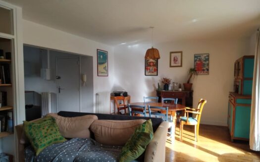 IDÉAL FAMILLE OU COUPLE – T3 TRAVERSANT RÉNOVÉ, POSSIBILITÉ T4, BALCON, PARKING