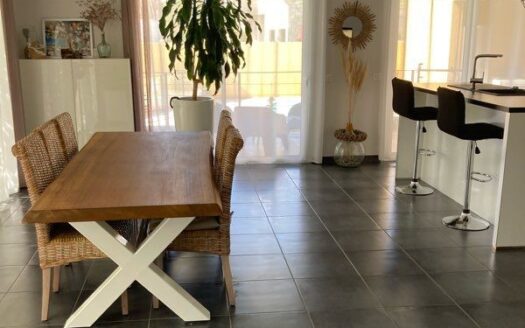 IDEAL FAMILLE – Villa contemporaine de plain pied  sur 800 m2 de terrain avec piscine