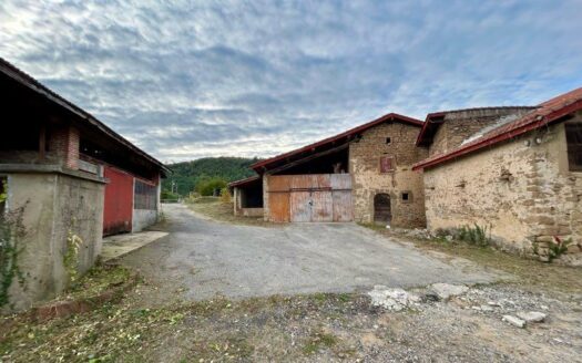 Corps de ferme de 400m2 sur parcelle de 1ha / EXCELLENT POTENTIEL RENOVATION-GITES