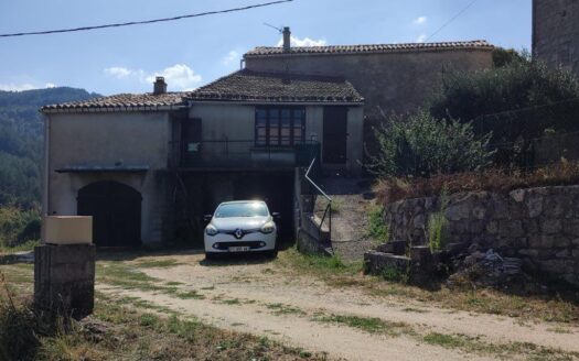 Grande Maison Ancienne avec nbrses dépendances