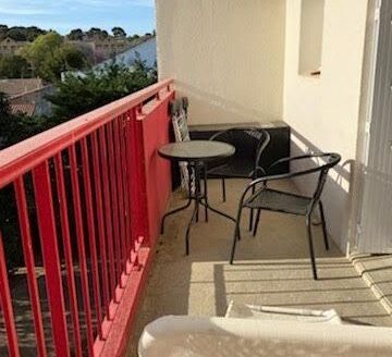Studio avec terrasse, cave et une place de parking
