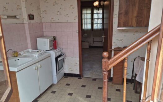 IDÉAL PREMIER ACHAT OU INVESTISSEUR – MAISON DE VILLE AU CENTRE-BOURG, À RÉNOVER AVEC COUR