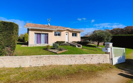 Belle maison spacieuse avec piscine et terrasses – À découvrir !