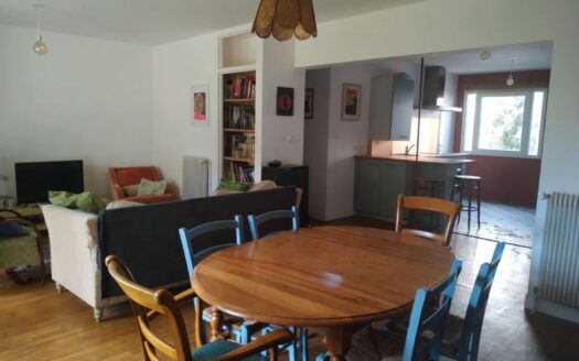 IDÉAL FAMILLE OU COUPLE – T3 TRAVERSANT RÉNOVÉ, POSSIBILITÉ T4, BALCON, PARKING