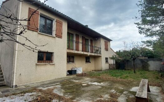 Maison avec sous-sol, garage et jardin clos