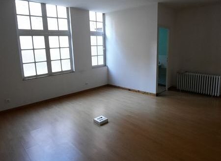 IDÉAL INVESTISSEUR : LOCAL AVEC 3 ENTRÉES /À TRANSFORMER EN APPARTEMENTS/PROCHE COMMODITÉS