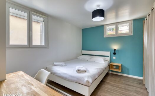 ⭐Maison rénovée de 150 m2 ⭐ 6 chambres – Proche Rouen, Metro & Bus T4 ❤️ cour de 230 m2 & FIBRE