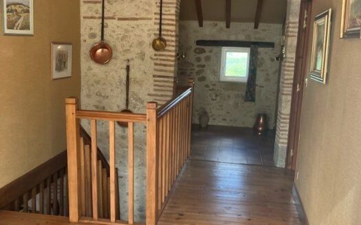 Maison en pierre avec poutres apparentes à Moirax