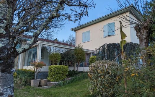 Maison 7 pièces – jardin – piscine – dépendances