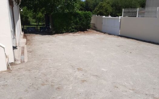 IDEAL FAMILLE –  Charmante maison de bourg avec terrain de  1530 m² constructible