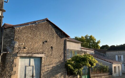 Maison + grange centre mornac