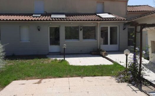 IDEAL FAMILLE –  Charmante maison de bourg avec terrain de  1530 m² constructible