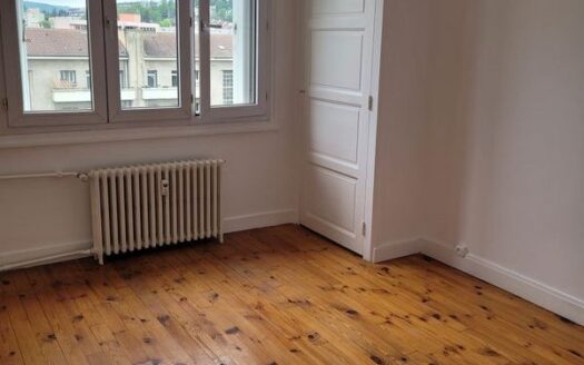 T3 balcon, cave, parking collectif – Proche HPL, ENISE, collèges