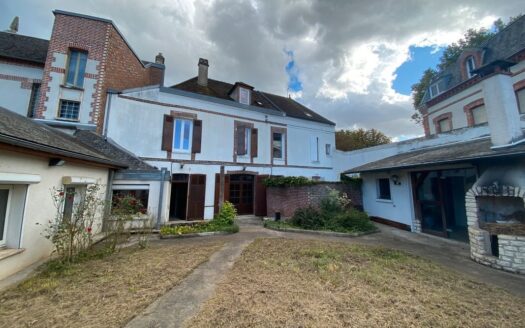IDEAL FAMILLE- Grande maison de ville avec jardin et dépendances