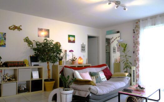 IDÉAL POUR JEUNES COUPLES OU RETRAITÉS : MAISON MODERNE AVEC JARDIN ET VUE MONTAGNES