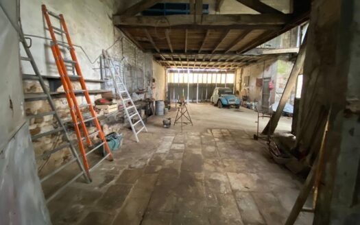 Maison avec ancien garage artisanal
