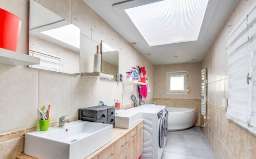 IDÉAL POUR FAMILLES : MAISON SPACIEUSE AVEC SUITE PARENTALE, JARDIN ET TERRASSE SANS VIS-À-VIS