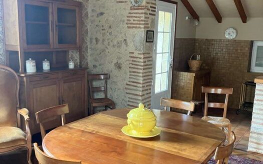 Maison en pierre avec poutres apparentes à Moirax