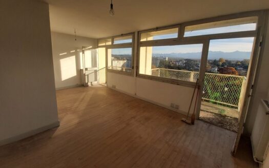 IDÉAL INVESTISSEUR/AMATEURS DE RÉNOVATION – DERNIER ÉTAGE, VUE PYRÉNÉES, GARAGE, FAIBLE CHARGES