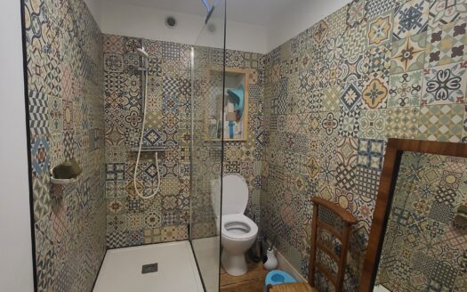 IDÉAL FAMILLE / COUPLE  – MAISON ANCIENNE RÉNOVÉE AVEC JARDIN, CALME, AGREABLE ET LUMINEUSE