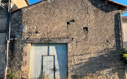 Maison + grange centre mornac
