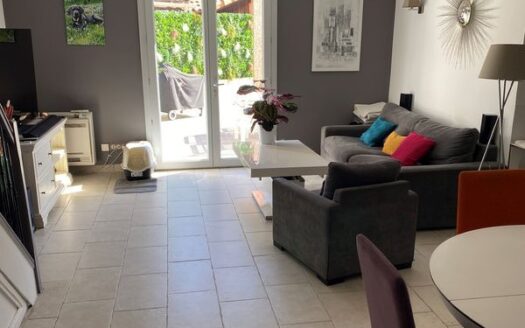 Maison 80m2 avec climatisation, piscine et 1 stationnement extérieur (pas de garage fermé)