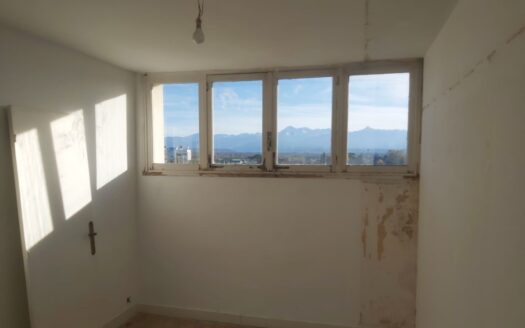 IDÉAL INVESTISSEUR/AMATEURS DE RÉNOVATION – DERNIER ÉTAGE, VUE PYRÉNÉES, GARAGE, FAIBLE CHARGES