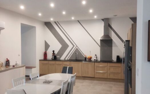 IDÉAL FAMILLE OU INVESTISSEUR – MAISON RÉNOVÉE DE 240 M², DÉPENDANCE, TERRAIN ET PISCINE