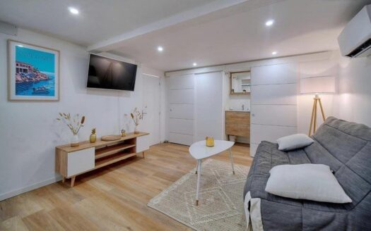 IDÉAL INVESTISSEUR  : APPARTEMENT RÉNOVÉ AVEC JARDIN PRIVATIF, TERRASSE ET PARKING À CANNES
