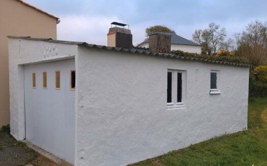 Petite maison avec garage et terrain