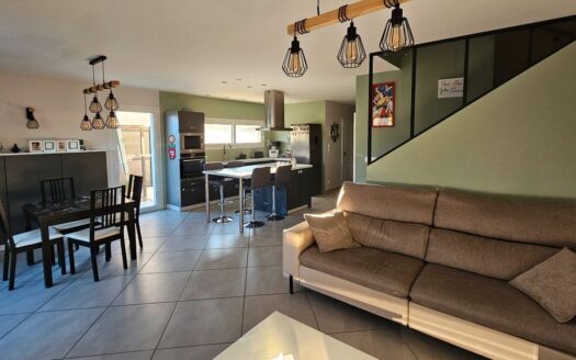 Maison Moderne de 103m² avec Piscine et Prestations Haut de Gamme à Valence
