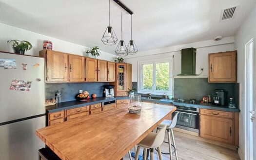 Maison de plain-pied en quatre faces avec grand garage sur un terrain de 844m2