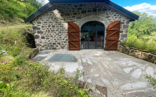 Grange en Pierre Rénovée avec Charme Authentique