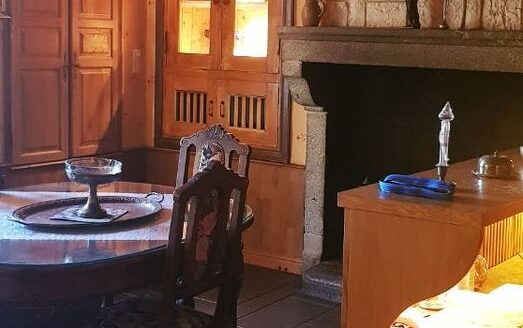 Maison atypique avec dépendances, terrain et parking