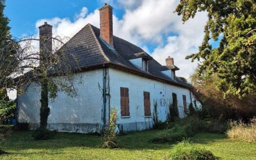 Bâtisse authentique avec 3 000 m² de terrain et dépendances