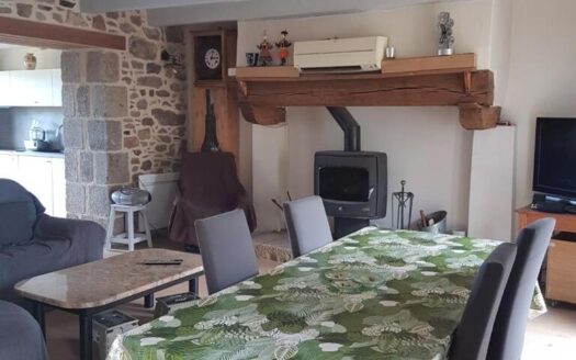 Ancien corps de ferme rénové avec dépendances et terrain