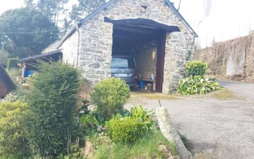Ancien corps de ferme rénové avec dépendances et terrain
