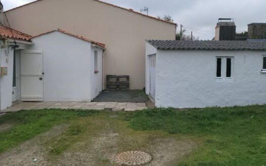 Petite maison avec garage et terrain