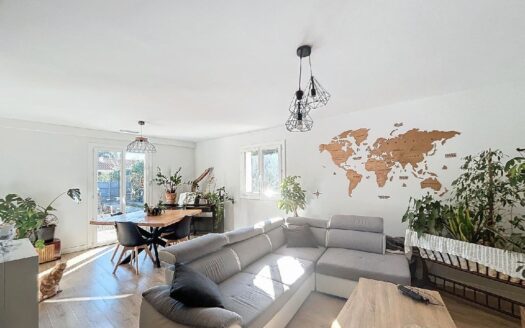 Maison de plain-pied en quatre faces avec grand garage sur un terrain de 844m2