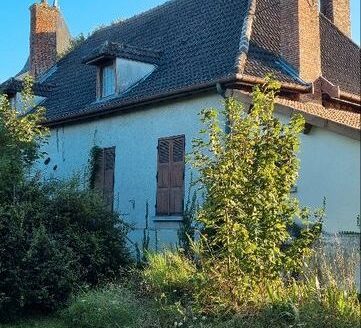 Bâtisse authentique avec 3 000 m² de terrain et dépendances