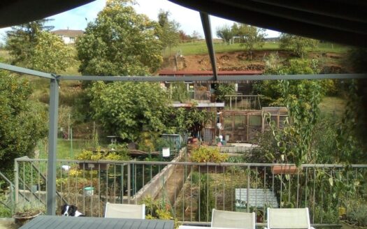 Maison – 8 pièces – avec piscine naturelle
